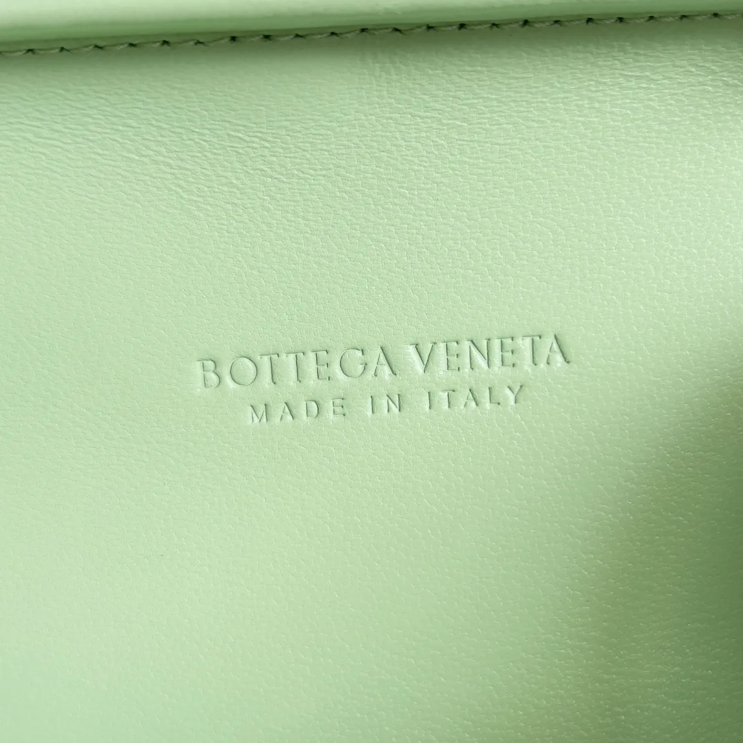 Batch 2260 BOTTEGA VENETA KNOT evening bag chain version for women is now on the market! Delicate and elegant, soft and powerful, this bag is definitely a representative of intellectual women. As an evergreen model of BV, the blessing of the chain is the icing on the cake. The classic weaving once again interprets the unique craftsmanship (the chain can be disassembled separately). Style number: 776662 Size: 19*11.5*5cm